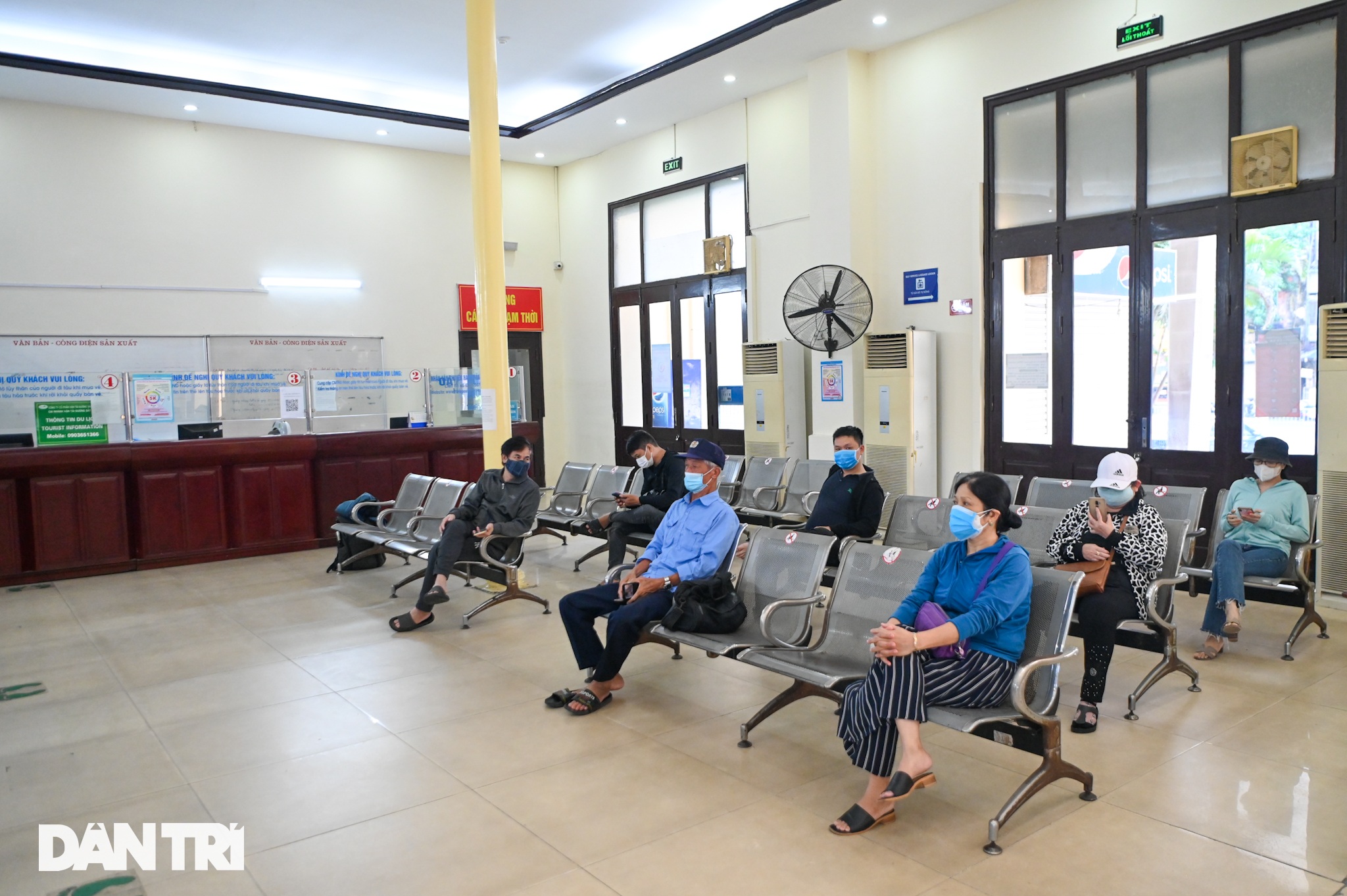 Ga Hà Nội: Hành khách phấn khởi mua vé chuyến tàu sau giãn cách đi TPHCM - 3 Ga Hà Nội: Hành khách phấn khởi mua vé chuyến tàu sau giãn cách đi TPHCM - 3