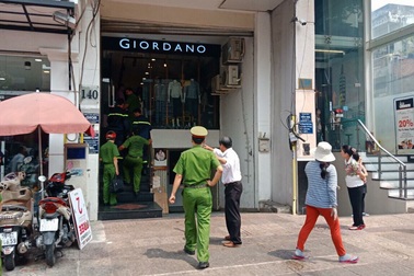 Cảnh sát giải cứu nam thanh niên bị thang máy kẹp cổ