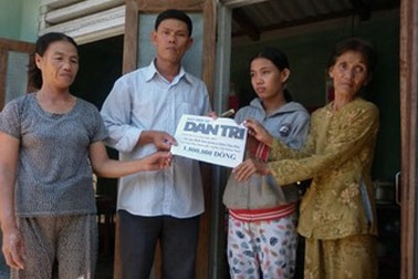 Quà nhân ái đến với “xóm người điên”