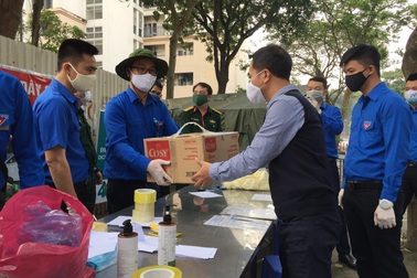 Thanh niên Hà Nội tích cực hỗ trợ khu cách ly, lắp 100 bồn rửa tay miễn phí