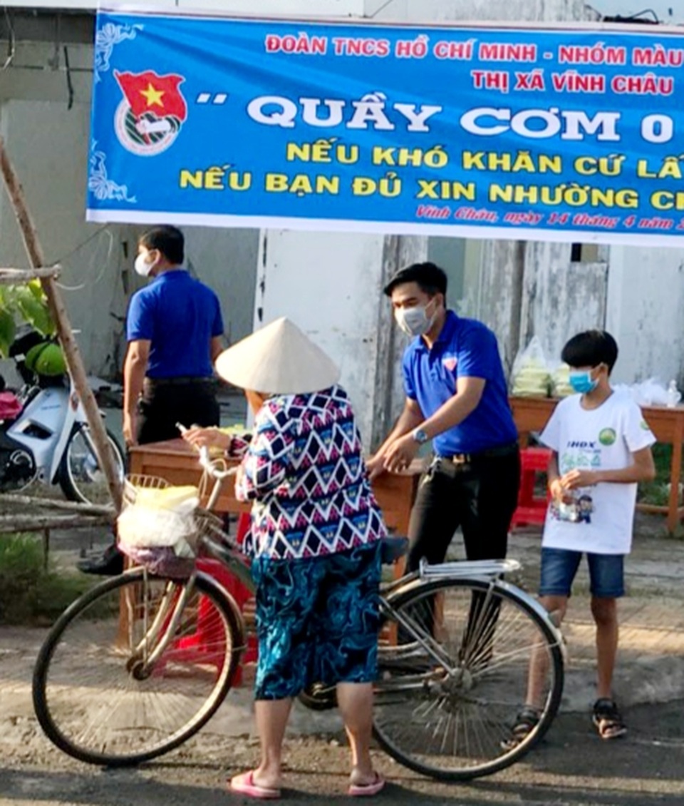 Những “suất cơm 0 đồng” làm ấm lòng người nghèo giữa thời dịch Covid-19 - 3 Những “suất cơm 0 đồng” làm ấm lòng người nghèo giữa thời dịch Covid-19 - 3