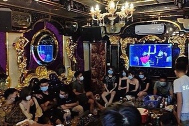20 nam nữ tụ tập hát karaoke bất chấp lệnh cấm