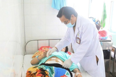 Thiếu niên 15 tuổi nhập viện sau trò đùa đưa vòi khí nén vào hậu môn