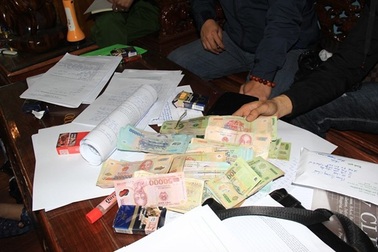 Triệt phá ổ bạc, thu giữ nhiều tiền mặt và hung khí nguy hiểm