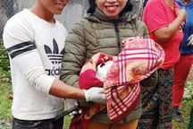 Các cô giáo hỗ trợ sản phụ sinh con bên đường