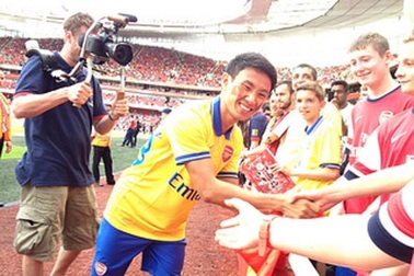 “Đại sứ” Việt Nam “Running man” trên sân Emirates