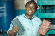 Cô gái châu Phi biến rác nhựa thành loại gạch nhẹ hơn cả gạch bê tông