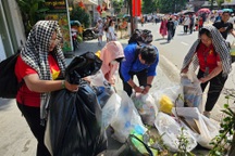 Nhiều bạn trẻ đội nắng thu gom rác sau lễ tổng duyệt diễu binh ở TPHCM