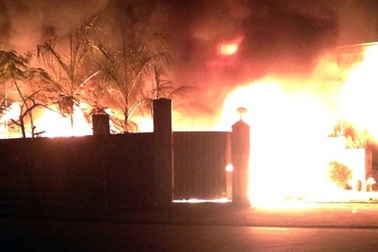 Hà Nội: Phá tường dập đám cháy lớn trong khu công nghiệp