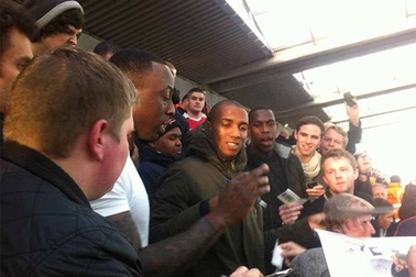 Ashley Young “trốn” MU đi xem bóng đá