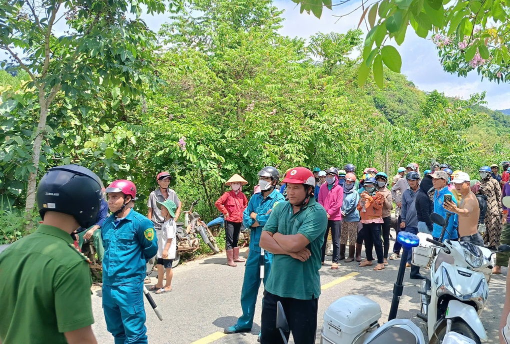Công an vào cuộc vụ người dân chặn xe doanh nghiệp khai thác khoáng sản - 2 Công an vào cuộc vụ người dân chặn xe doanh nghiệp khai thác khoáng sản - 2