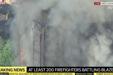 Tòa nhà 24 tầng bị thiêu rụi trong biển lửa tại Anh