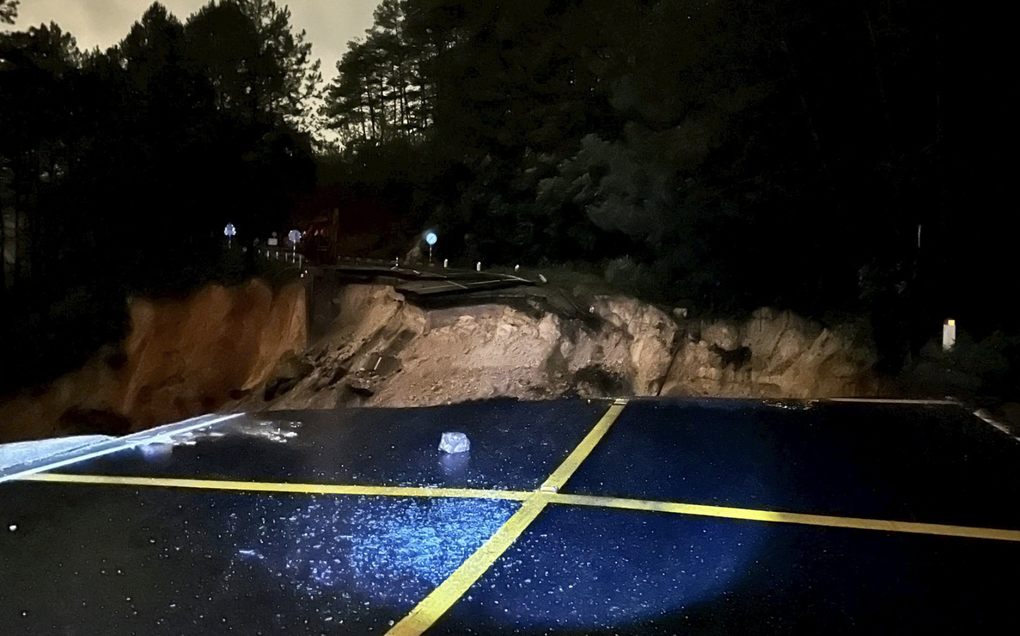 Đèo Mimosa ở Đà Lạt đứt gãy, đường nứt toác rộng 50m - 2