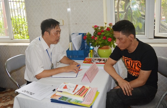 Cán bộ tư vấn, vận động, hỗ trợ người nghiện ma túy cai nghiện.