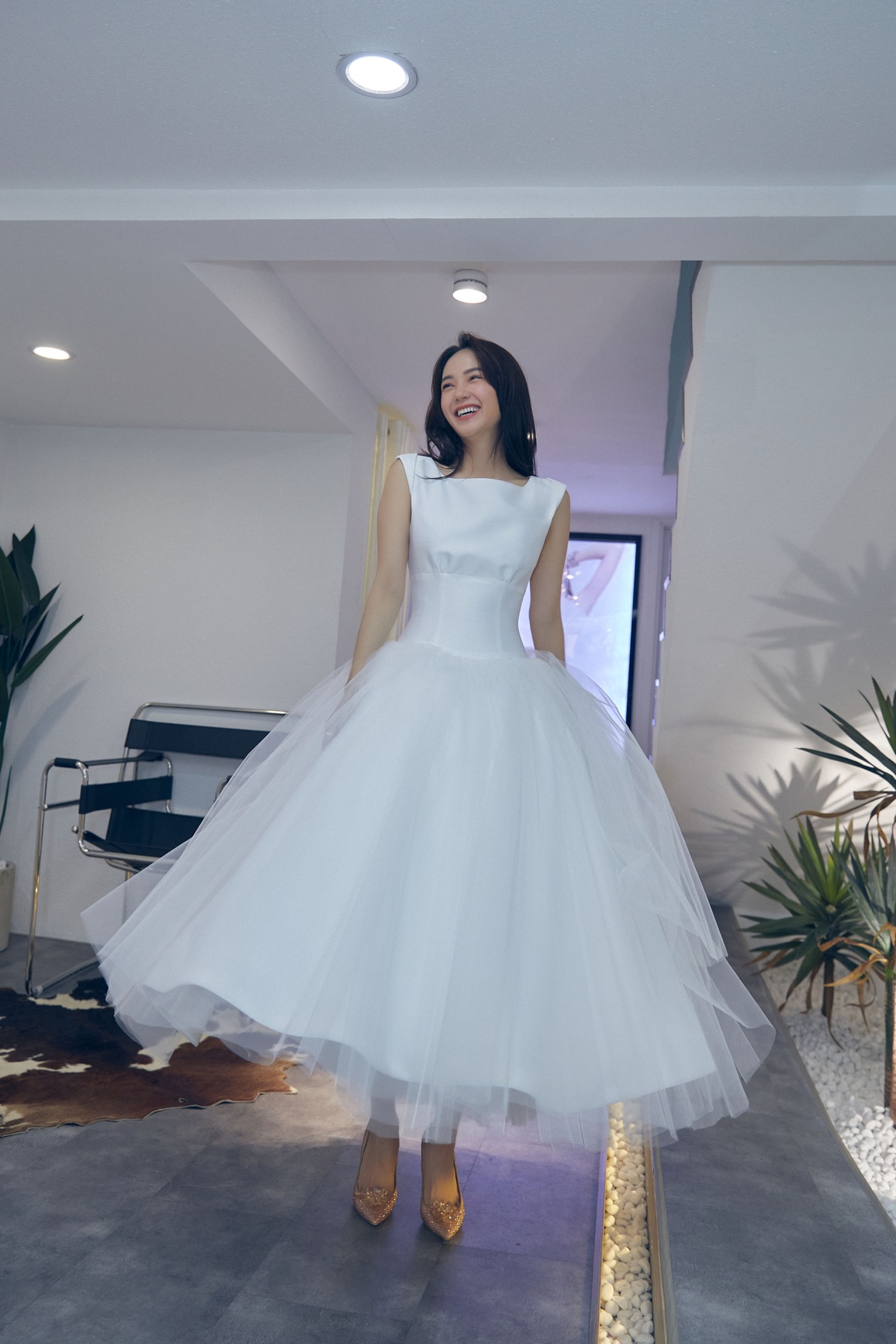 Hé lộ bộ váy vô giá được Minh Hằng diện khi chụp ảnh cưới - 3 Hé lộ bộ váy vô giá được Minh Hằng diện khi chụp ảnh cưới - 3