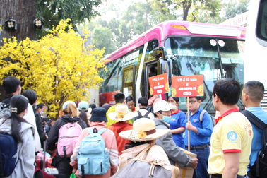 Chuyến xe nghĩa tình đưa 2.200 người xa quê về nhà đón Tết