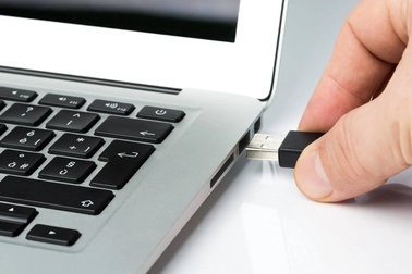 Nhà báo suýt thiệt mạng vì cắm USB lạ vào máy tính