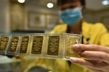 Diễn biến "lạ" ở tiệm vàng: Hết sạch vàng để bán, cửa hàng vắng hoe