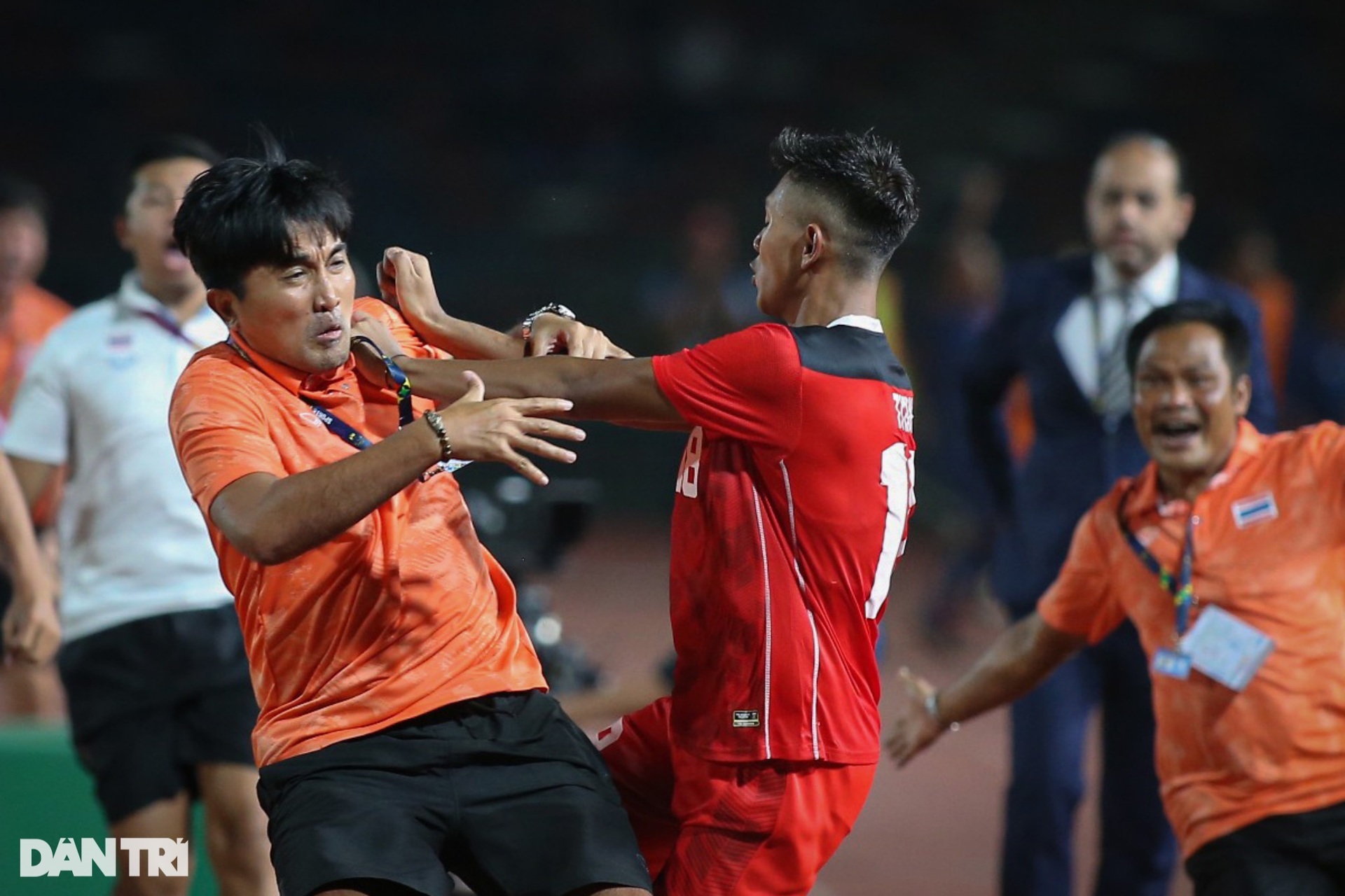 Toàn cảnh cuộc ẩu đả đáng xấu hổ trong trận chung kết bóng đá nam SEA Games - 6 Toàn cảnh cuộc ẩu đả đáng xấu hổ trong trận chung kết bóng đá nam SEA Games - 6