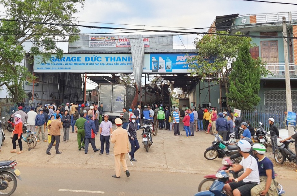 Nổ xe bồn trong gara ô tô, 3 người bị thương - 2 Nổ xe bồn trong gara ô tô, 3 người bị thương - 2