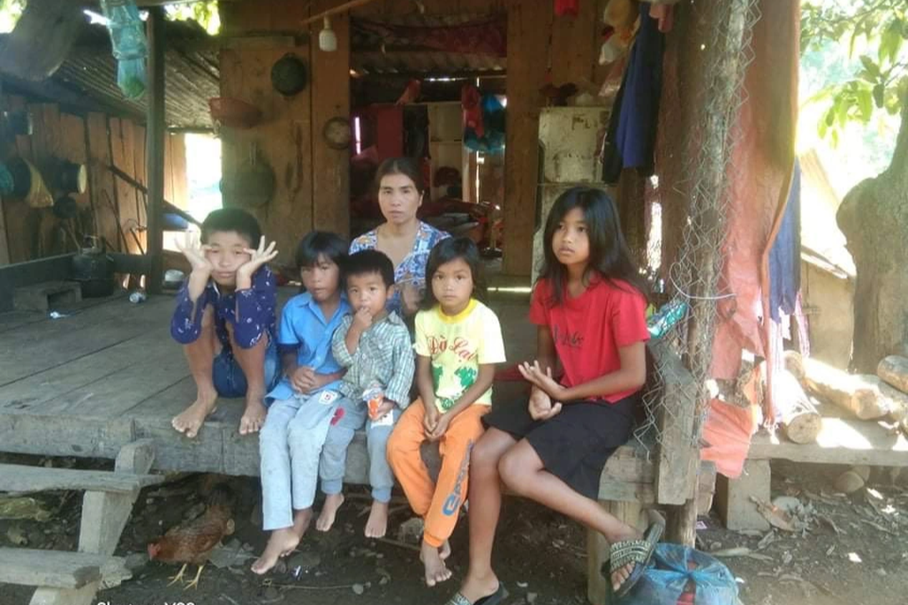 Hết tiền, người cha dân tộc Vân Kiều khóc nấc xin đưa con rời bệnh viện - 7 Hết tiền, người cha dân tộc Vân Kiều khóc nấc xin đưa con rời bệnh viện - 7