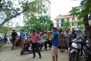 Nhóm người “lạ mặt” bắt phóng viên xóa hình ảnh vụ bé 14 tháng tuổi bị bạo hành