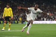Vinicius lập hat-trick, Real Madrid ngược dòng thắng đậm Dortmund