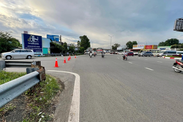 Nhiều tài xế bức xúc vì bị chặn lối lên cao tốc Long Thành - TPHCM