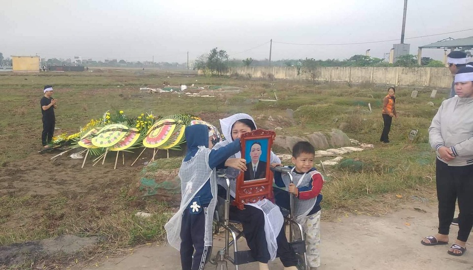Đau nhói lòng cảnh người cha qua đời bỏ lại hai con nhỏ và người vợ liệt - 2 Đau nhói lòng cảnh người cha qua đời bỏ lại hai con nhỏ và người vợ liệt - 2