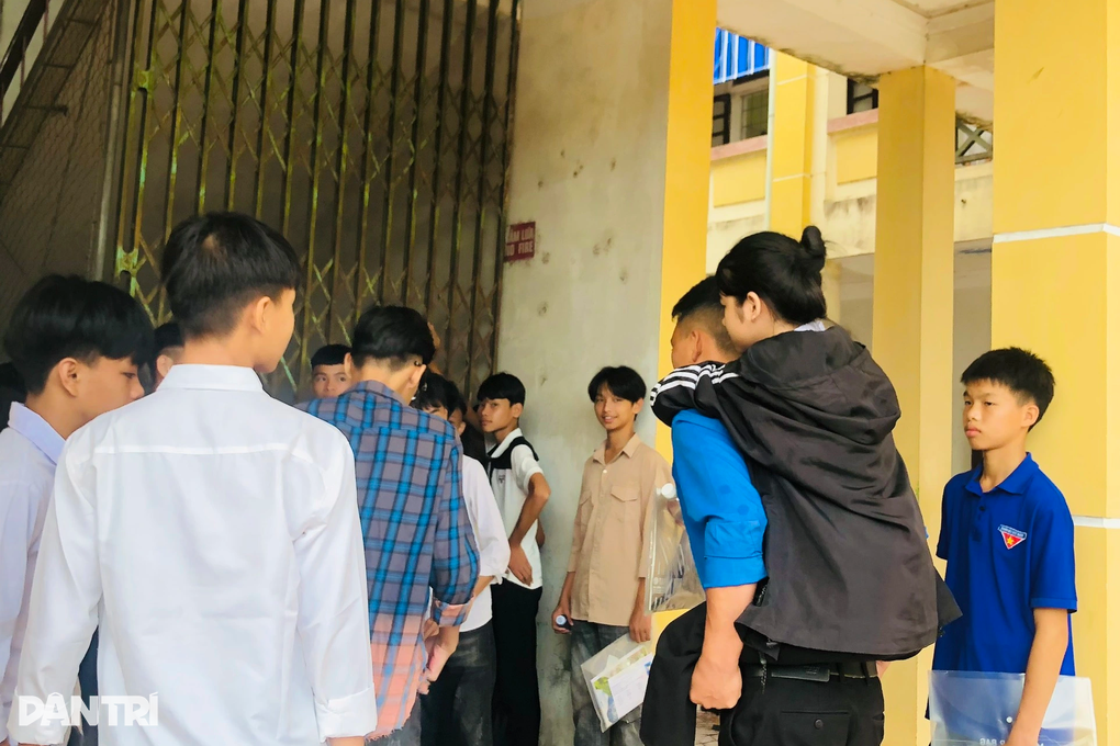 Thí sinh xương thủy tinh được Bí thư Đoàn xã cõng vào điểm thi - 3 Thí sinh xương thủy tinh được Bí thư Đoàn xã cõng vào điểm thi - 3