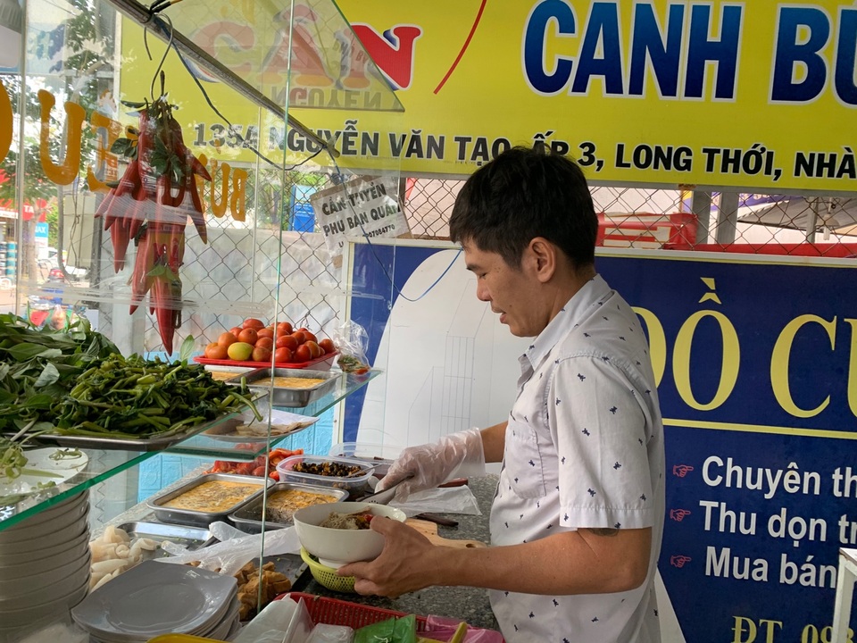 Quán bún riêu miễn phí ở Sài Gòn mời người nghèo đến ăn - 3 Quán bún riêu miễn phí ở Sài Gòn mời người nghèo đến ăn - 3