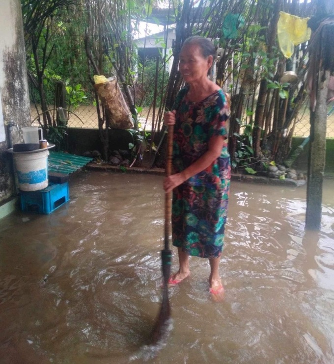 Nước lũ tràn vào khiến nhiều hộ dân không kịp trở tay 