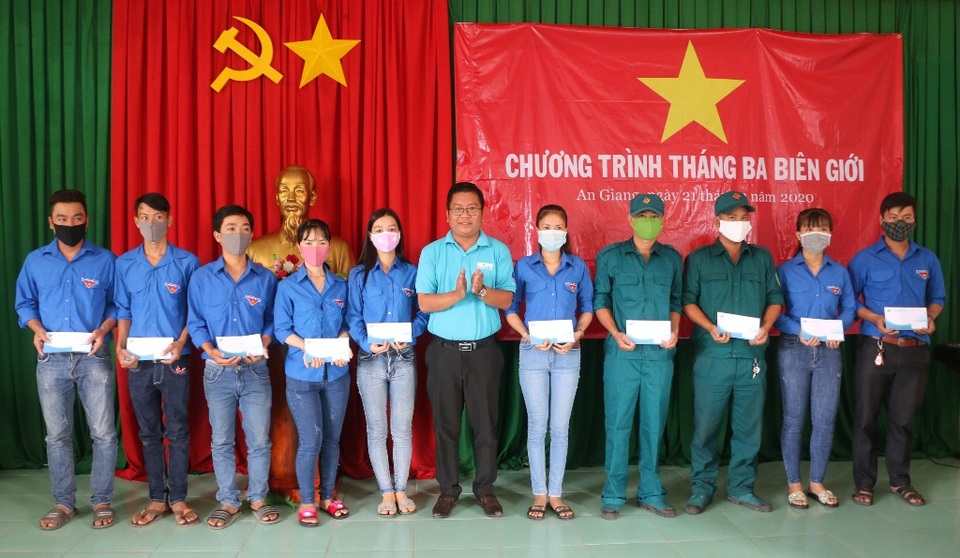 Xây dựng sân chơi, tặng hồ bơi cho trẻ em vùng biên giới - 2 Xây dựng sân chơi, tặng hồ bơi cho trẻ em vùng biên giới - 2