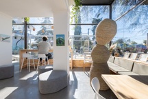 Quán cà phê "bọc" mặt tiền bằng kính trong suốt giúp tiết kiệm điện năng