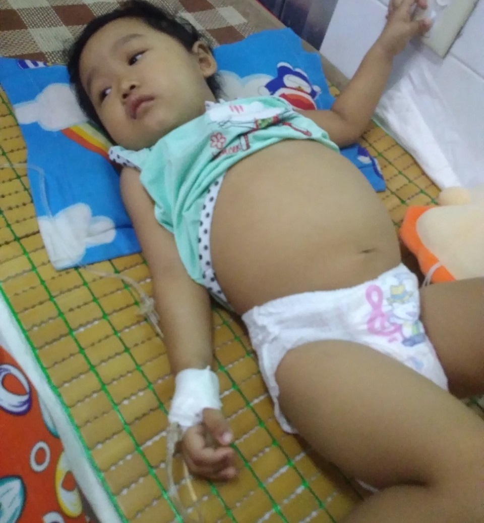Xót xa cảnh bé gái đau đớn khóc khản giọng mong được ở bên cha - 2 Xót xa cảnh bé gái đau đớn khóc khản giọng mong được ở bên cha - 2