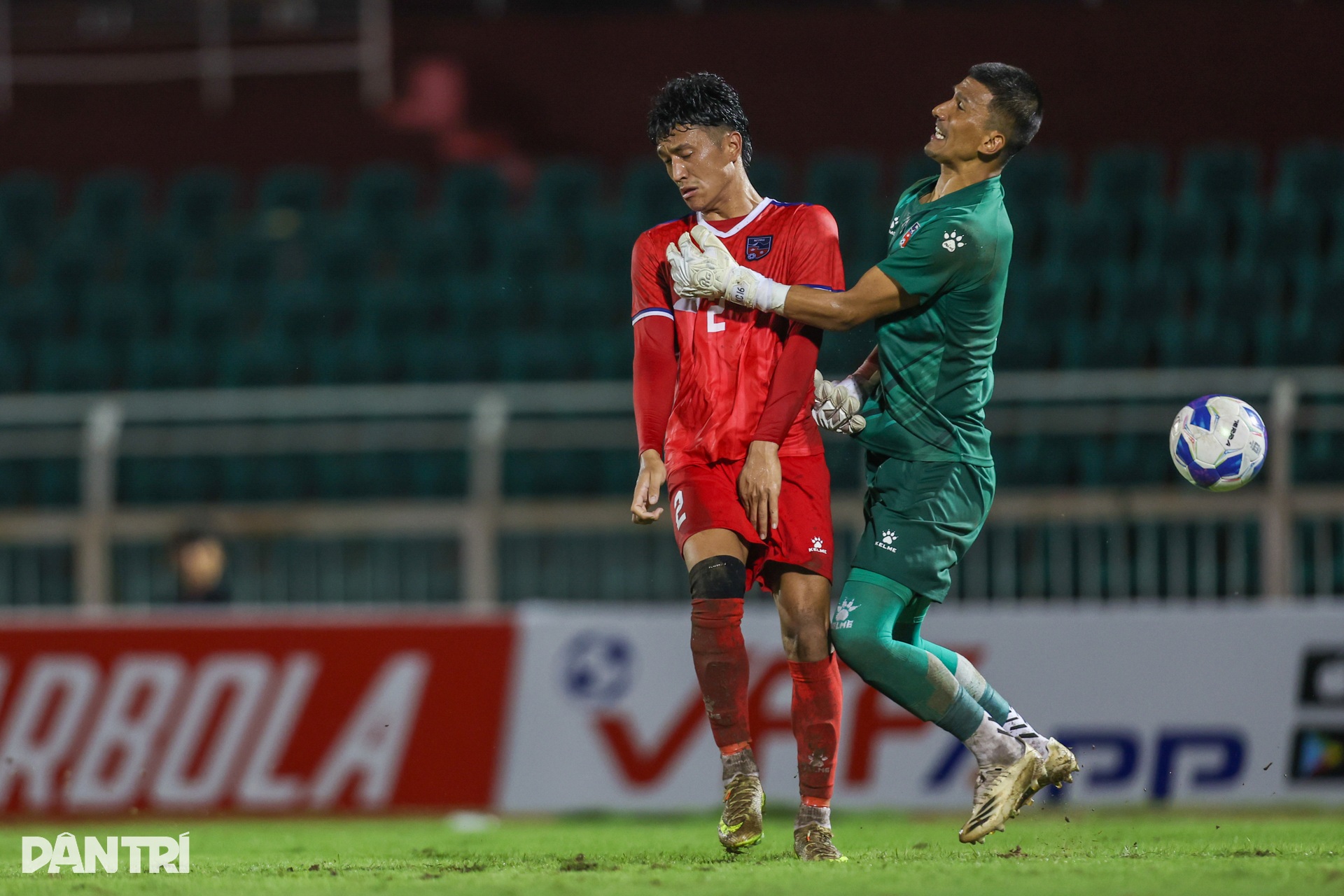 Tuyển Việt Nam hoàn tất cú đúp thắng Nepal nhờ pha phản lưới của đối thủ - 11 Tuyển Việt Nam hoàn tất cú đúp thắng Nepal nhờ pha phản lưới của đối thủ - 11