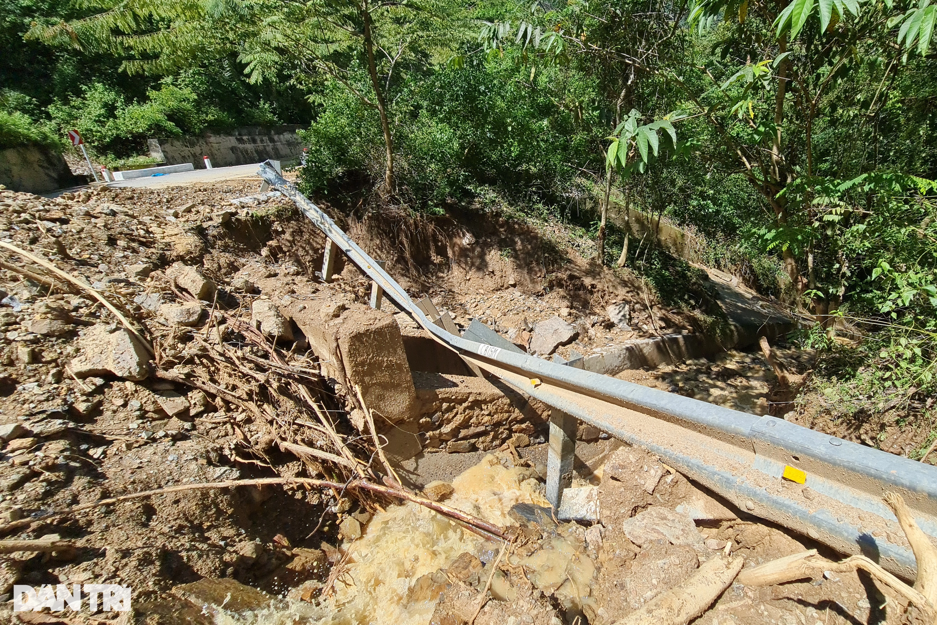 Sạt lở kinh hoàng trên đường lên Cửa khẩu quốc tế Nậm Cắn - 11 Sạt lở kinh hoàng trên đường lên Cửa khẩu quốc tế Nậm Cắn - 11