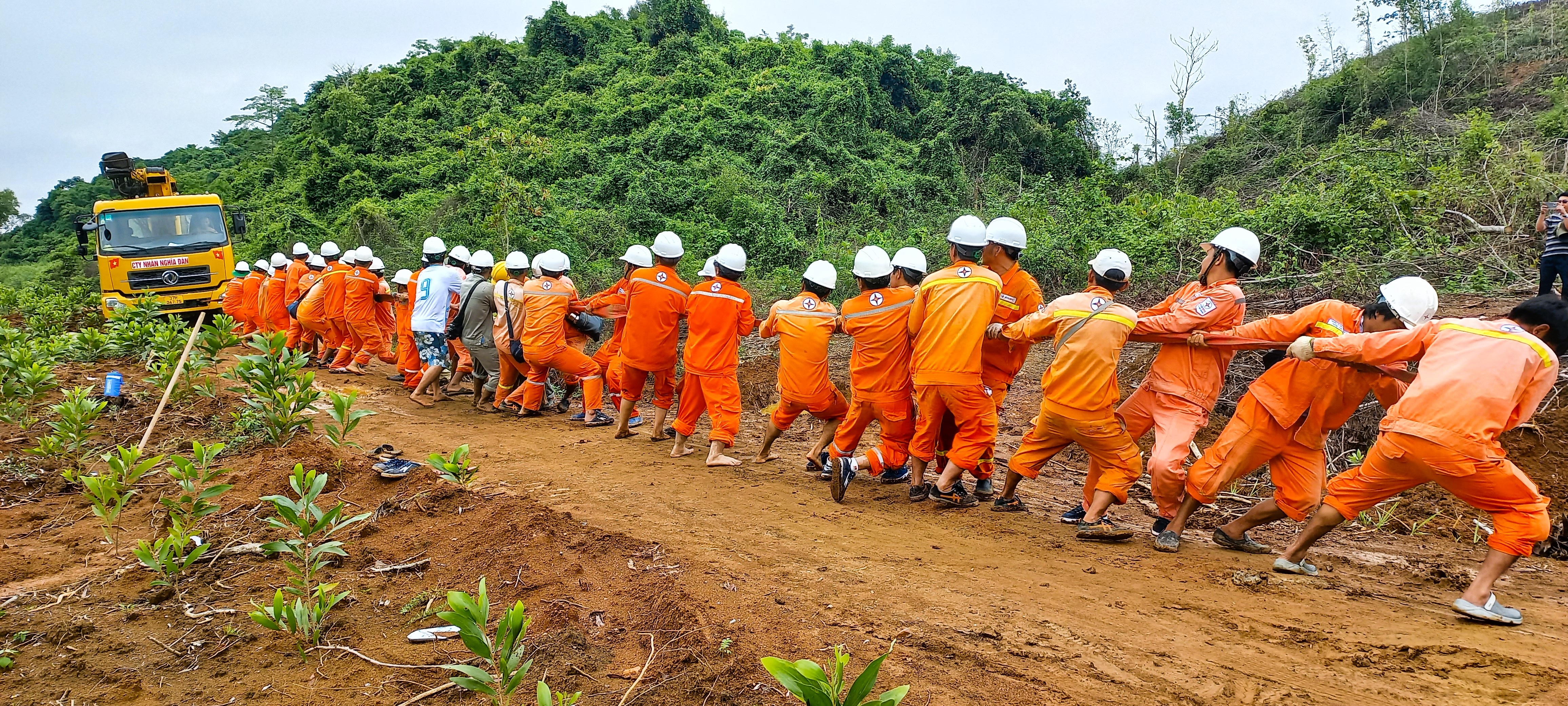 Anh em ngành Điện đoàn kết vượt khó khăn hoàn thành nhiệm vụ