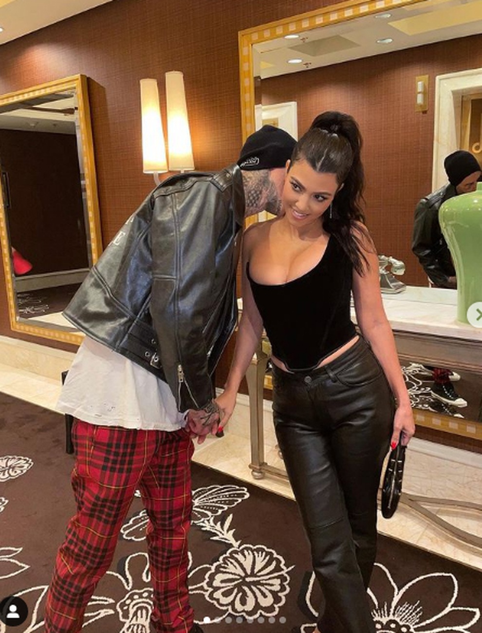 Kourtney Kardashian hôn say đắm chồng cũ Hoa hậu Mỹ - 3 Kourtney Kardashian hôn say đắm chồng cũ Hoa hậu Mỹ - 3