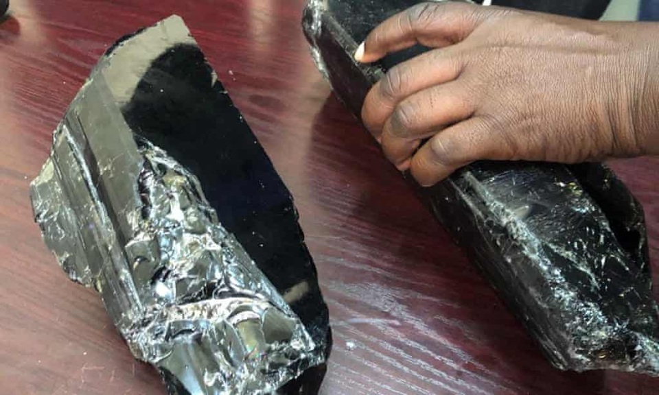 Trở thành triệu phú sau một đêm vì đào trúng 2 viên đá quý khủng - 2 Trở thành triệu phú sau một đêm vì đào trúng 2 viên đá quý khủng - 2