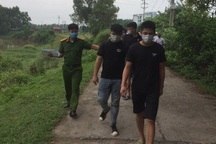 4 người Trung Quốc nhập cảnh trái phép bỏ chạy tới cánh đồng thì bị bắt