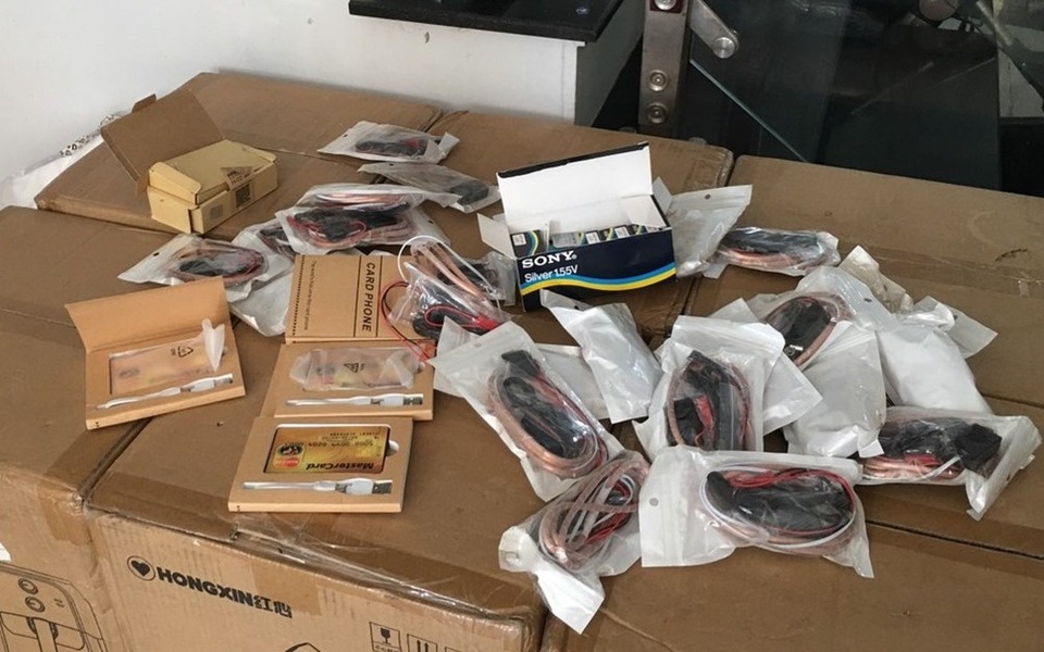 Phát hiện kho thiết bị phục vụ gian lận thi cử - 1