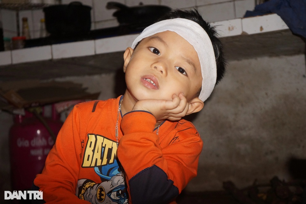 Cha bị máy cày đè tử vong, 3 đứa bé đầu đội khăn tang, tương lai mù mịt - 6 Cha bị máy cày đè tử vong, 3 đứa bé đầu đội khăn tang, tương lai mù mịt - 6