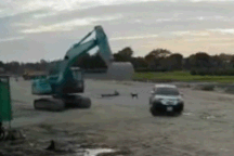 Tài xế lái máy múc đập nát 2 ô tô thoát tội giết người