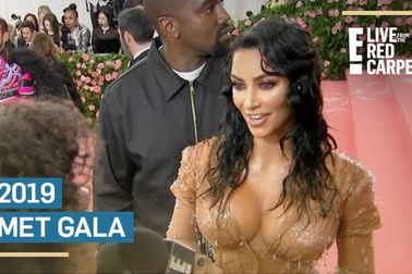 Kim Kardashian diện váy xuyên thấu