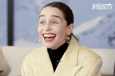 "Mẹ rồng" Emilia Clarke gây sửng sốt với đôi lông mày đầy... biểu cảm