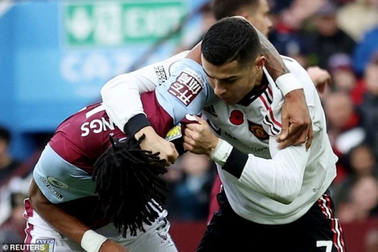 Ronaldo và hậu vệ Aston Villa vật nhau trên sân