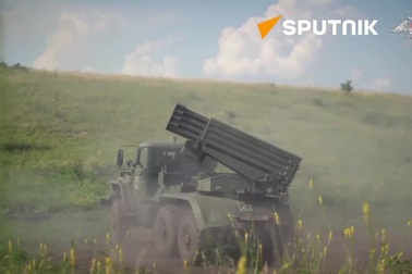 Tổ hợp "cơn lốc lửa" Nga nã rocket xuyên phòng tuyến của Ukraine