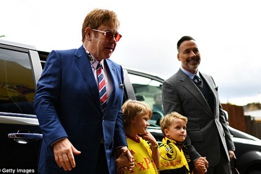 Elton John đưa 2 con đi xem đá bóng
