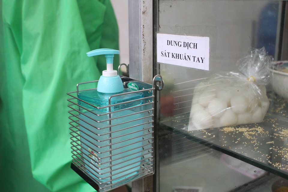 Người Hà Nội dậy từ 5 giờ sáng, bịt mặt, xếp hàng mua bánh trôi bánh chay - 5 Người Hà Nội dậy từ 5 giờ sáng, bịt mặt, xếp hàng mua bánh trôi bánh chay - 5